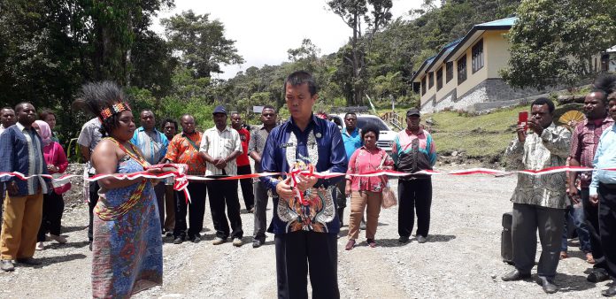 Asisten I Setda Manokwari, Wanto mewakili Bupati Manokwari meresmikan bangunan infrastruktur rumah dan jalan di Kampung Kwau, Distrik Warmare, Sabtu lalu