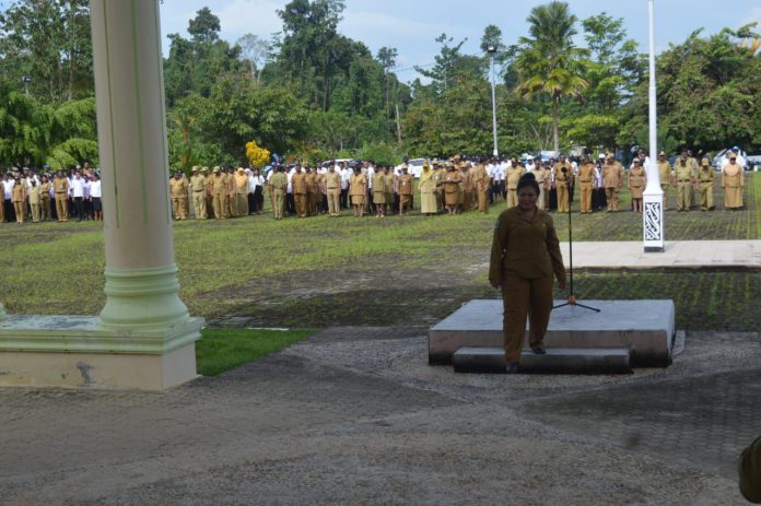 Asisten III Bidang Administrasi Umum Setda Teluk Bintuni, Widianingsih Sri Utami usai memimpin apel gabungan Senin, 8 April 2019