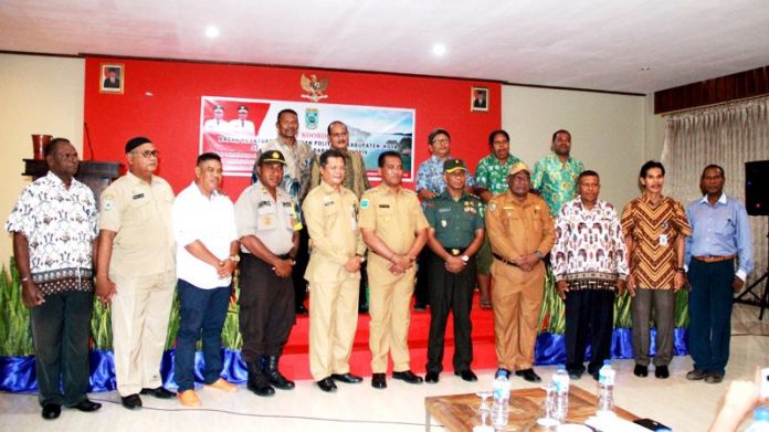 Perwakilan Badan Kesbangpol se-Papua bersama Bupati Kaimana dan nara sumber serta lainnya pada Rakor Kesbangpol di Kaimana.