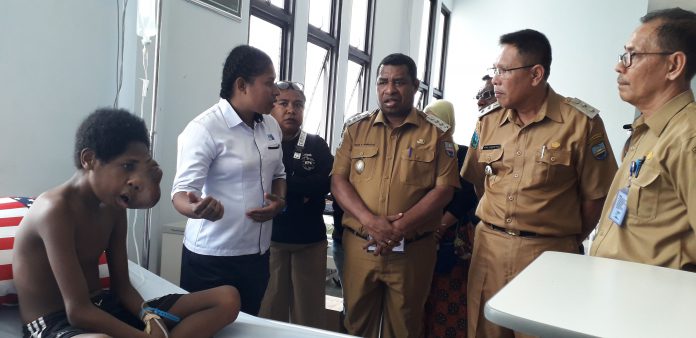 Bupati Manokwari Demas Paulus Mandacan didampingi Wakil Bupati, Edi Budoyo mengunjungi Gabriel dan Ananias sekaligus memberikan sumbangan kepada orang tua kedua bocah tersebut (3)