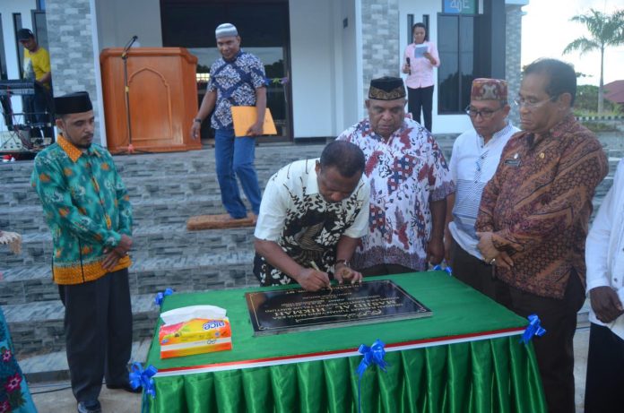 Bupati Petrus Kasihiw menandatangani prasasti peresmian gedung Masjid Al -Hikmah yang terletak di Komplek Perkantoran Pemda Teluk Bintuni