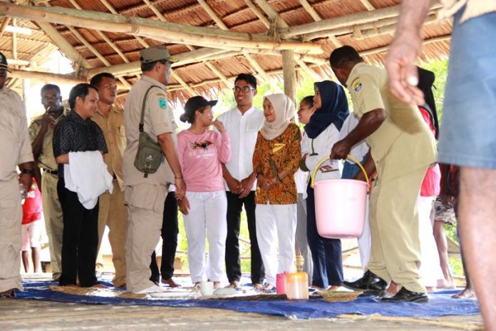 Bupati bersama para tenaga medis dan guru saat kunjungan kerja ke wilayah Distrik Buruway beberapa waktu lalu.