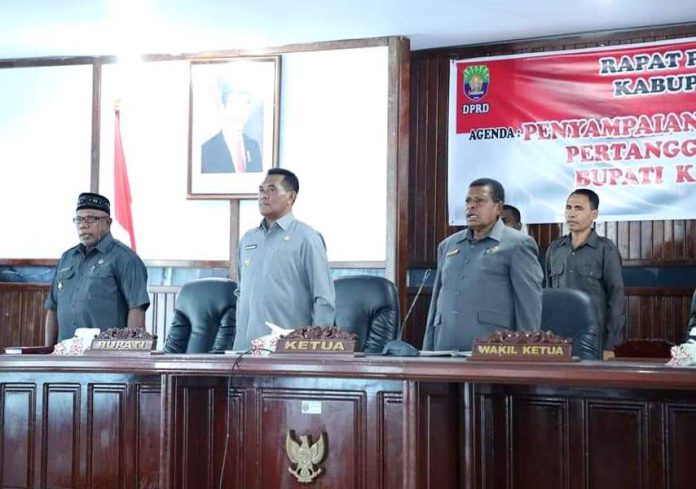 Bupati diapit Wabup Ismail Sirfefa dan Waket I DPRD Dominggus Ruwe pada sidang penyampaian LKPJ 2018.