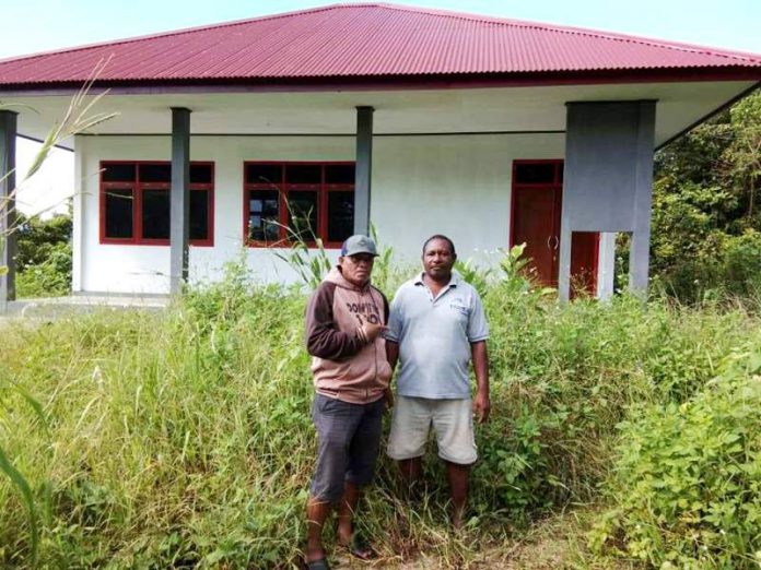 Kadis Pendidikan Kosmas Sarkol saat meninjau kondisi fisik gedung SMP Negeri 5 Kaimana di Kampung Lobo.-1