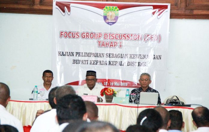 Kegiatan FGD Kajian Pelimpahan Kewenangan kepada Kepala Distrik yang digelar Bapedda-Litbang Kaimana.