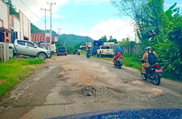 Ruas jalan satu arah dari tugu Lumba-Lumba menuju Kota yang mengalami kerusakan pada beberapa titik.