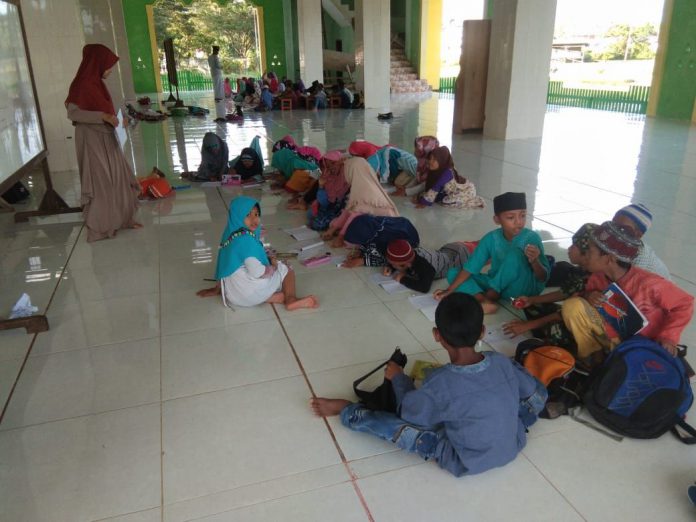 Sejumlah santri sedang mengikuti pendidikan di pesantren kilat yang digelar oleh Ikatan Remaja Masjid Baitul Amin
