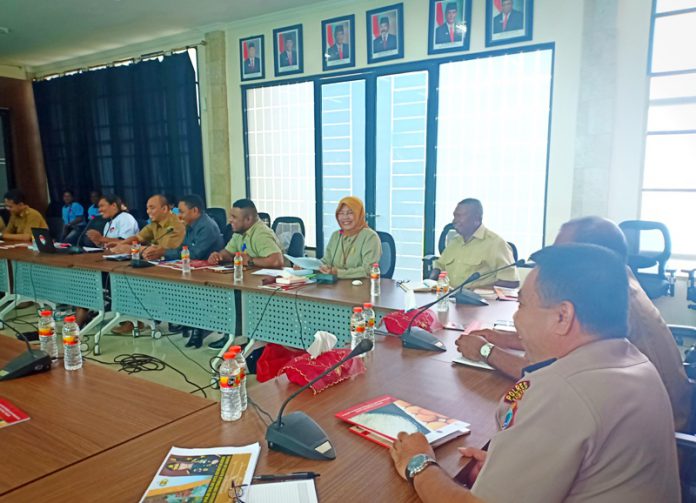 Suasana pertemuan pembahasan data penerima Bansos Rastra di Ruang Rapat Bupati Kaimana beberapa waktu lalu.