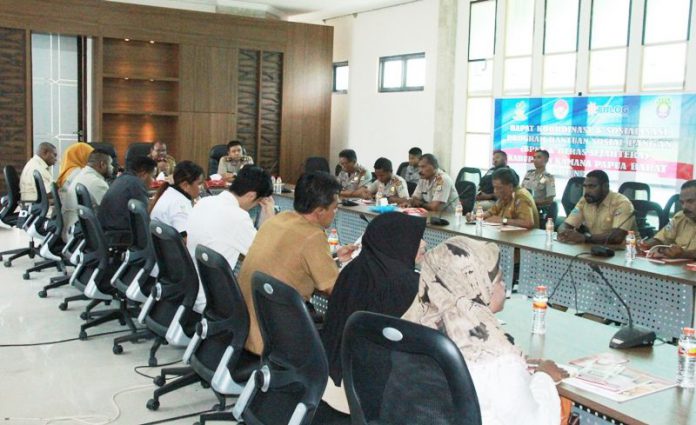 Suasana rapat koordinasi penyaluran Bansos Rastra Kabupaten Kaimana di Ruang Rapat Kantor Bupati Kaimana.