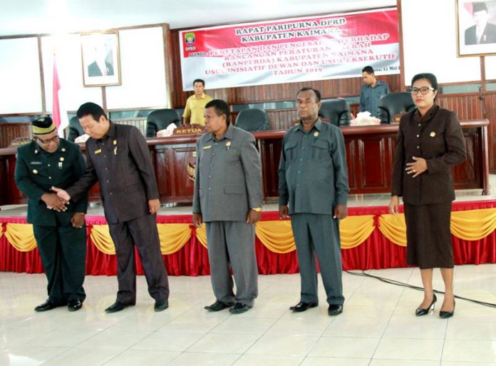 Tampak Ketua DPRD bersalaman dengan Wakil Bupati, didampingi dua Wakil Ketua dan Ketua Propemperda DPRD pada penetapan 5 Perda belum lama ini.