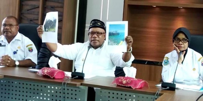 Wabup Ismail Sirfefa diapit Asisten I dan Kepala Dinas PTSP saat menggelar jumpa pers terkait keberadaan kapal besi tua di Pelabuhan Kaimana.