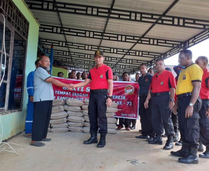 Kapolres didampingi jajarannya menyerahkan bantuan di Pondok Pesantren Hidayatullah Kampung Coa.