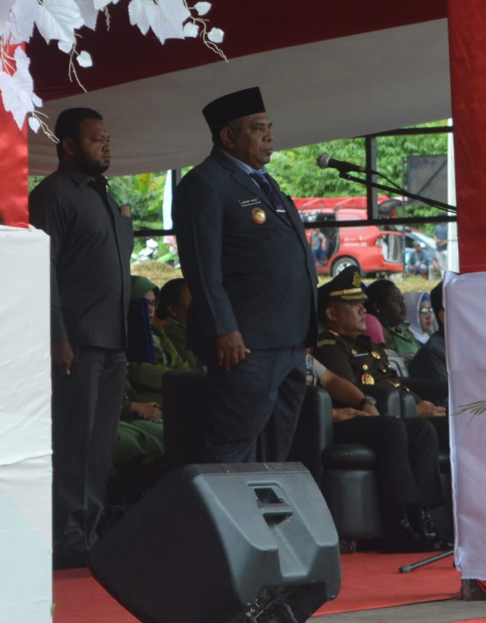 Wakil Bupati Teluk Bintuni, Matret Kokop bertindak sebagai Inspektur Upacara memperiganti HUT Kabupaten Teluk Bintuni ke-16 tahun 2019