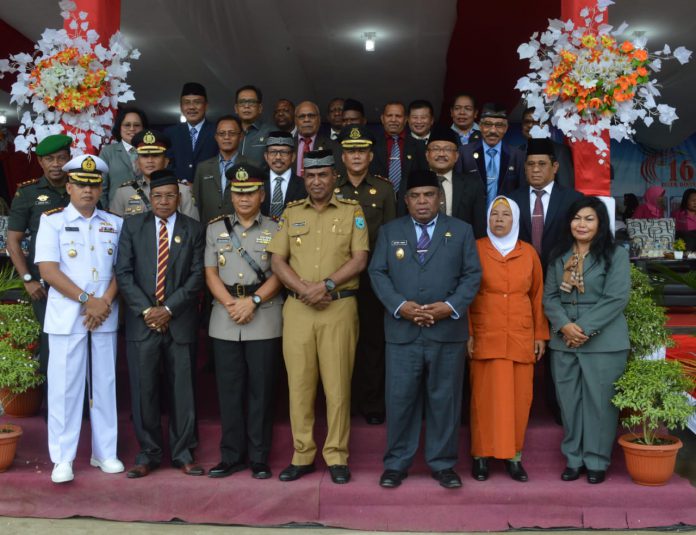 Wakil Gubernur Papua Barat Mohamad Lakotani, Wakil Bupati Teluk Bintuni, Matret Kokop foto bersama unsur Forkompinda, usai upacara memperingati HUT Kabupaten Teluk Bintuni ke-16 tahun