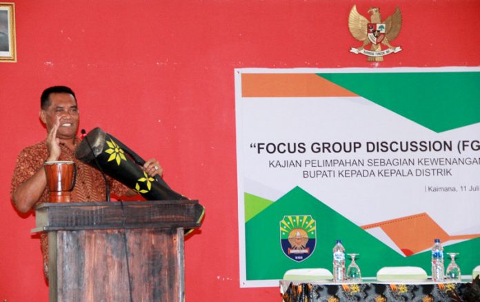 Bupati saat membuka kegiatan FGD terkait pelimpahan sebagian kewenangan Bupati kepada Kepala Distrik.