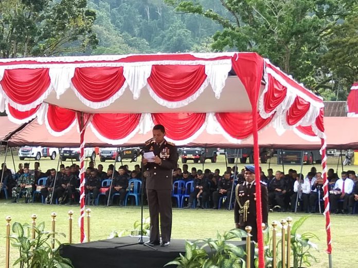 Kapolda Papua Barat Brigadir Jenderal Polisi Herry Rudolf Nahak saat membacakan sambutan Kapolri dalam rangka syukuran HUT Bhayangkara ke-73 taahun