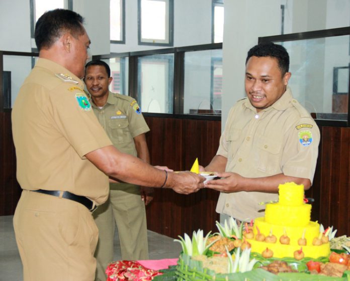 Kepala Distrik Kaimana Sachrir Kamakaula ketika menerima potongan tumpeng dari Bupati Kaimana para peresmian gedung kantor.