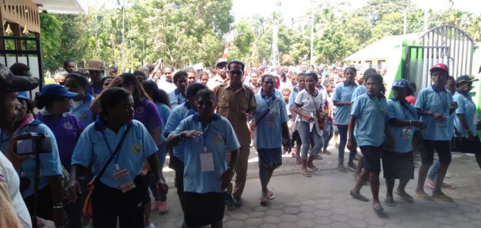 Kedatangan PW dan PKB Jemaat Pnel Kabupaten Biak Timur di Kabupaten Manokwari Selatan, yang disambut oleh Sekda Mansel, E.A.Pocerattu (2)