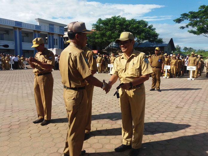 Sekda Manokwari, Aljabar Makatita menyerahkan kendaraan operasional kepada OPD penerima bantuan