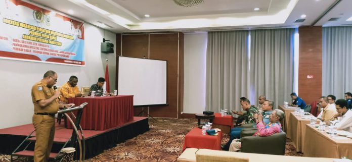 Asisten III Setda Papua Barat, Reymond Yap ketika membaca sambutan Gubernur Papua Barat, sekaligus membuka Orientasi Keanggotaan PWI Papua Barat angkatan ke I tahun 2019 di Manokwari