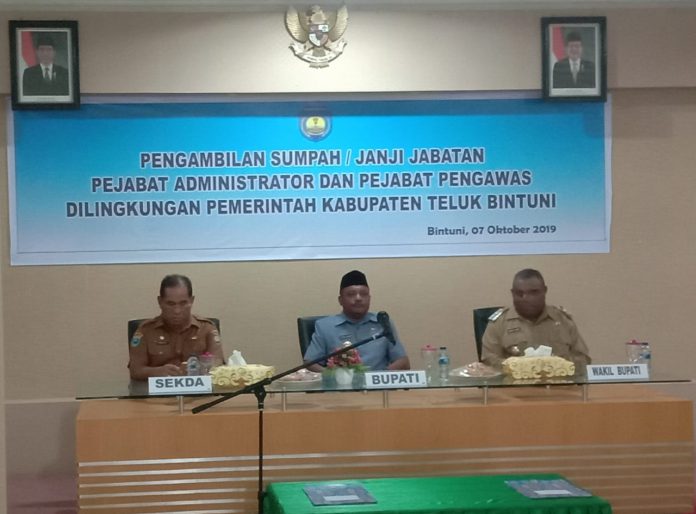 Bupati Teluk Bintuni Petrus Kasihiw melantik pejabat administrator dan pejabat pelaksana, di aula Kantor Bupati, SP 3, Distrik Manimeri, Senin, 7 Oktober 2019 (2)
