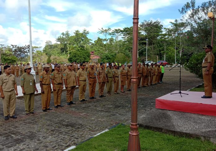 Bupati Teluk Bintuni Petrus Kasihiw memimpin Apel Gabungan di Lapangan Apel Kantor Bupati, SP 3, Distrik Manineri, Senin 14 Oktober 2019