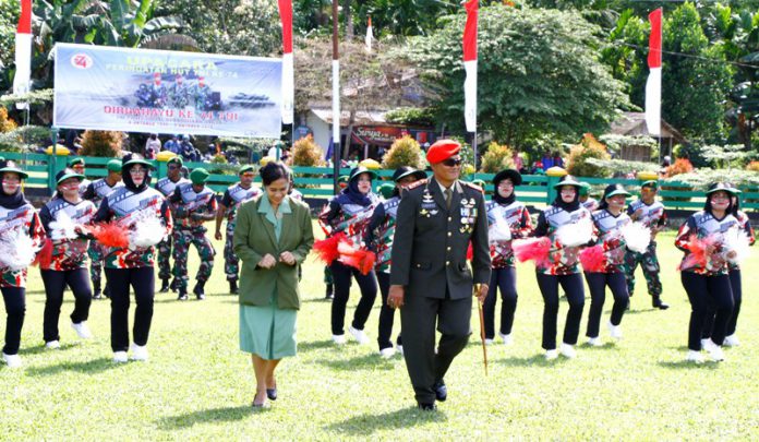Dandim Kaimana Letkol Inf. Sabdono Wiryanto didampingi istri ditengah para penari kolosal memperingati HUT TNI ke-74.