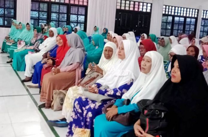 Kaum muslimat Kaimana saat mengikuti penyuluhan hukum keluarga yang digelar BKMT Kaimana.
