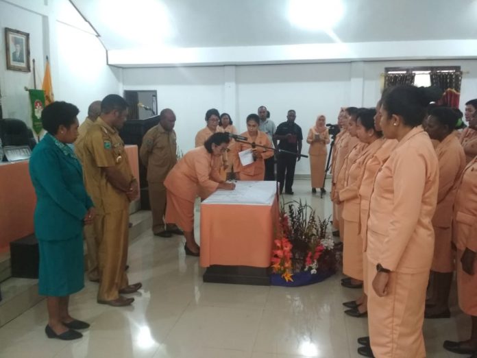 Ketua DWP Papua Barat Ny. Sulastri Mandacan saat menandatangani berita acara pelantikan DPW Pegaf