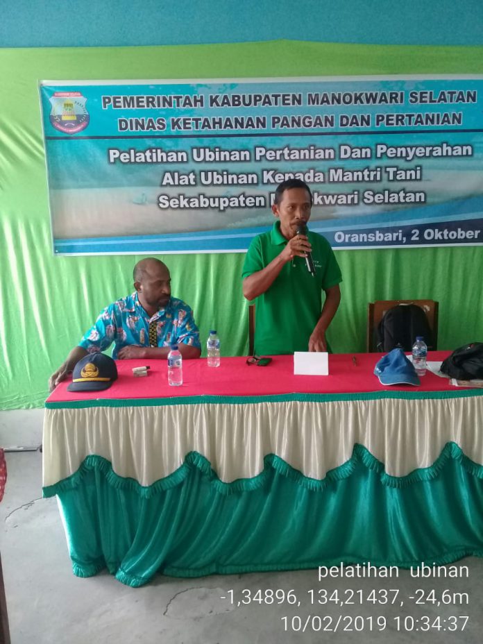 Mantri Tani Oransbari Yunandar saat memberikan pelatihan ubinan kepada Mantri Tani se Manokwari Selatan