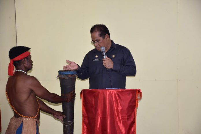 Mewakili Bupati Teluk Bintuni, Sekda Gustaf Manuputty membuka Rapat Kerja (Raker) XI dan musyawarah pelayanan wadah -wadah kategorial Gereja Protestan Indonesia (GPI) Teluk Bintuni tahun 2019 - Copy