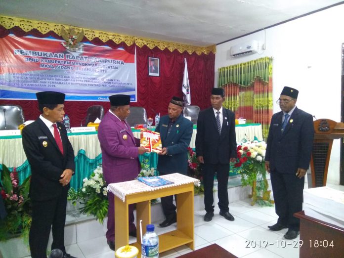 Penyerahan dokumen perubahan APBD Kabupaten Manokwari Selatan tahun 2019 oleh Bupati Markus Waran