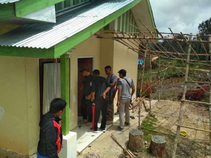 Polisi saat olah TKP kasus dugaan pembunuhan dua pemuda di Kampung Piyausi, Distrik Minyambouw