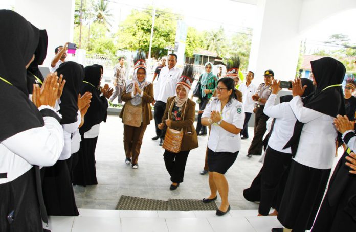 Tim Surveior dati Kemenkes RI saat tiba di Puskesmas Kaimana untuk melakukan Re-Akreditasi Fasilitas Kesehatan.