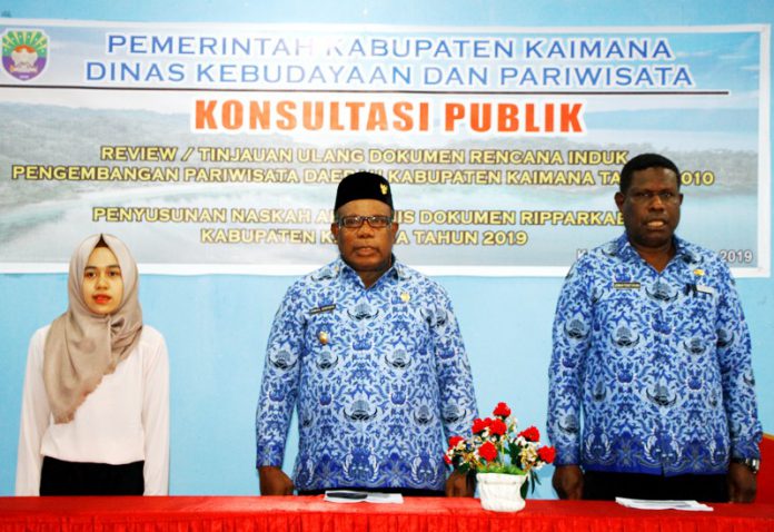 Wabup diapit Kepala Dinas Budpar dan nara sumber pada pembukaan konsultasi publik penyusunan dokumen RIPPARKAB Tahun 2019.