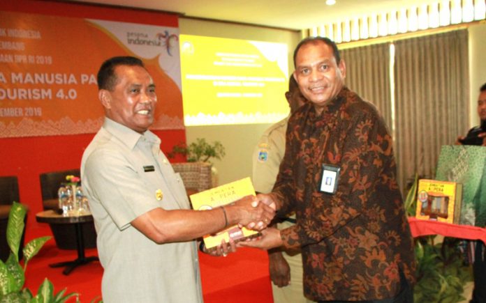 Bupati terima cinderamata dari Kementerian Pariwisata RI pada kegiatan Bimtek pengembangan SDM Pariwisata era digital tourism 4.0.