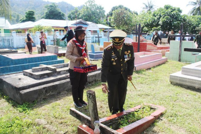 Dandim 1804 Kaimana Letkol Inf. Sabdono Budi Wiryanto tabur bunga peringati Hari Pahlawan di TMP Gunung Genova.