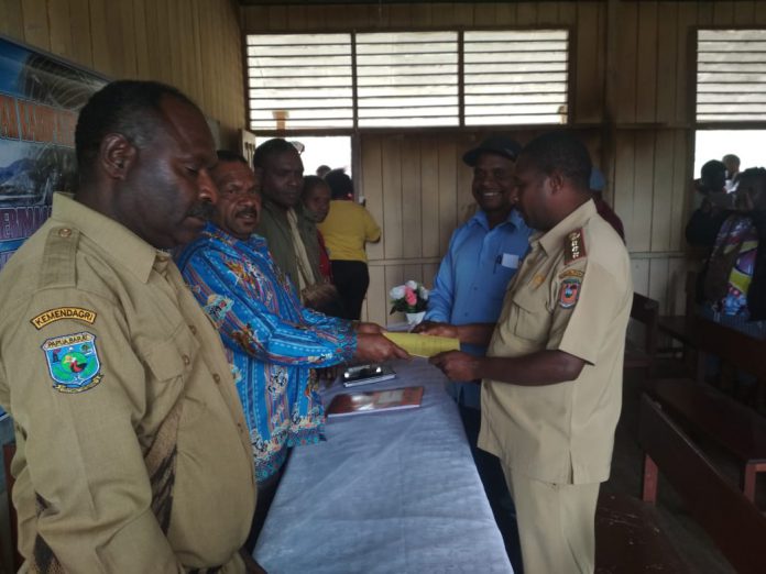 Penerimaan berkas calon anggota DPR Papua Barat melalui mekanisme pengangkatan jalur Otsus, di Kampung Susi, Distrik Susi, 18 November 2019