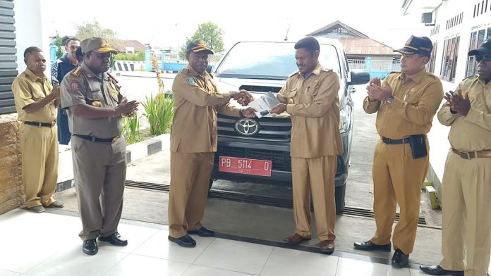 Sekda Pegaf, Ever Dowansiba mengembalikan satu unit mobil dinas, yang diterima langsung oleh Bupati Pegaf, Yosias Saroy