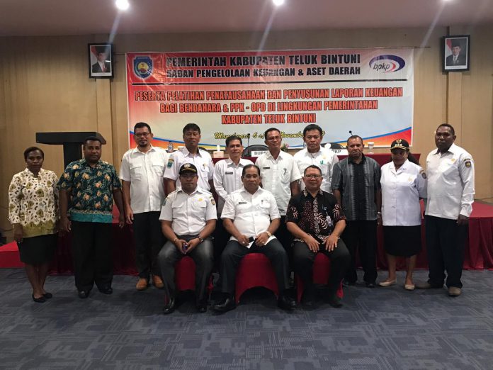 Sekda Teluk Bintuni foto bersama sejumlah kepala OPD pada kegiatan Bimtek bagi bendahara di Manokwari