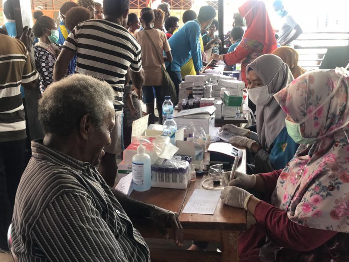 Tim dari RSUD Teluk Bintuni memberikan pelayanan kesehatan kepada masyarakat di Balai Distrik Merdey