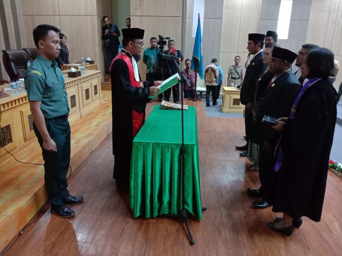 Wakil Ketua Pengadilan NegeriPHITipikor Manokwari, Saptono SH,MH pimpim pengqmbilan sumpah janji jabatan tiga pimpinan DPRD Teluk Bintuni