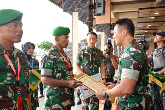 Kasdim 1804 Kaimana Mayor Inf. Nasarudin Umasugi mewakili Kodim Kaimana menerima penghargaan sebagai juara I lomba Binter se-Indonesia.