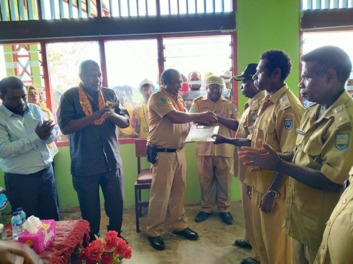 Bupati Mansel Markus Waran menyerahkan SK Pemekaran Kampung di Distrik Tahota