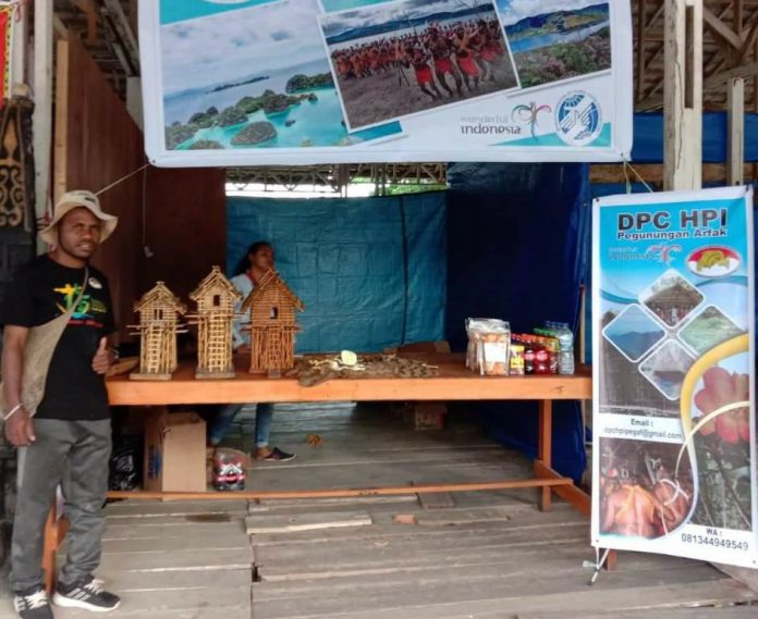 Himpunan Pramuwisata Indonesia (HPI) Kabupaten Pegunungan Arfak mempromosikan pariwisata dan budaya Pegaf di Pulau Mansinam (1)