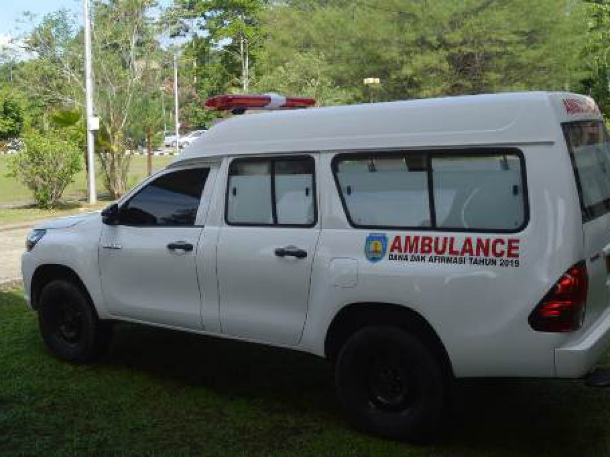 puskesmas wamesa terima ambulance diserahkan oleh bupati kasihiw klikpapua