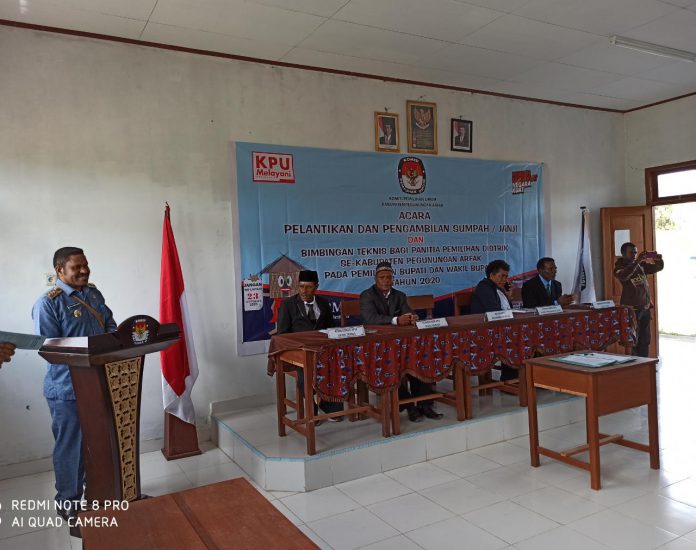 Bupati Kabupaten Pegaf, Yosias Saroy ketika memberikan sambutannya saat menghadiri pelantikan Panitia Pemilihan Distrik (PPD)