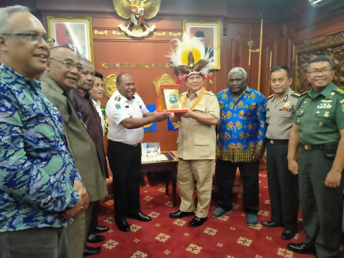 Bupati Manokwari Selatan Markus Waran menyerahkan plakat kepada Menteri Pertahanan Republik Indonesia Prabowo Subianto