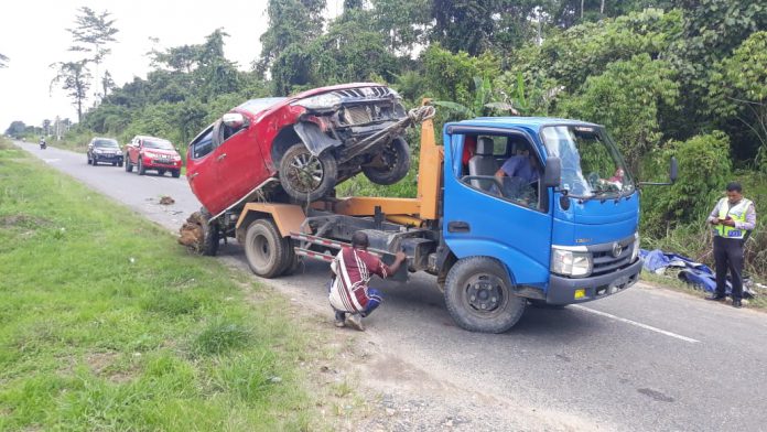Kendaraan angkutan Manokwari-Bintini mengalami laka tunggal di ruas jalan raya Kampung Direp, Distrik Bintuni Timur, Rabu pagi, sekitar pukul 06.30 WIT