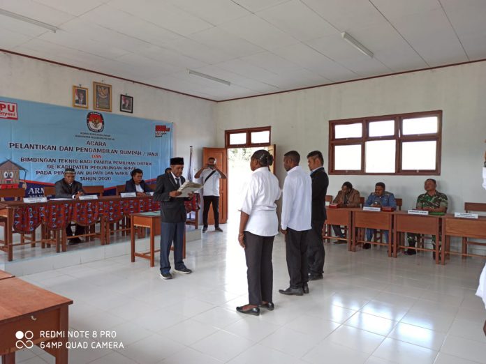 Komisioner KPU Bidang Teknis Penyelenggara Yosak Saroy melantik anggota PPD se Kabupaten Pegunungan Arfak